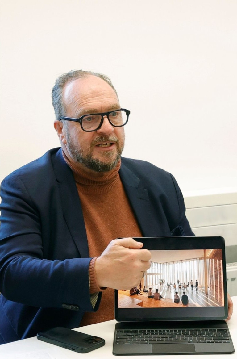 Person zeigt auf einem Tablet eine Architekturvisualisierung – bilder nobilis web