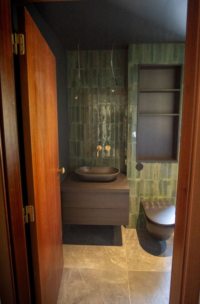 Modernes Badezimmer mit dunklem Waschtisch und grünen Fliesen – Nobilis Interior Design