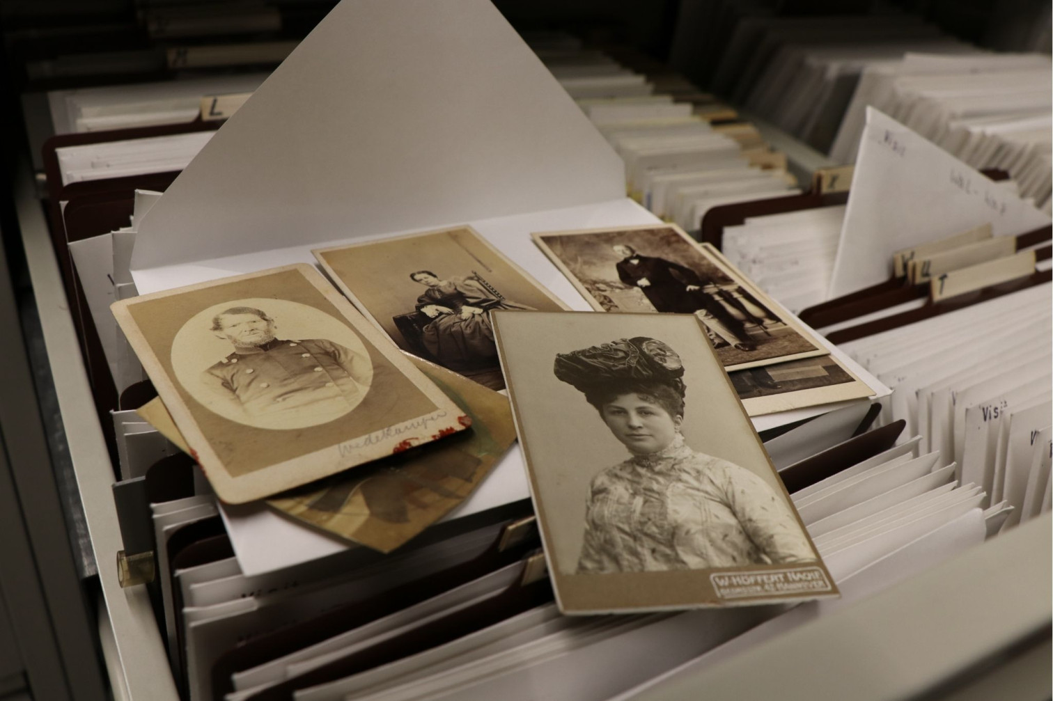 Alte Fotografien und Porträts in einem Archiv, bilder-nobilis-web-3