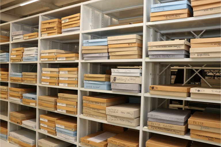 Archivregale mit zahlreichen Archivboxen im Nobilis Archiv