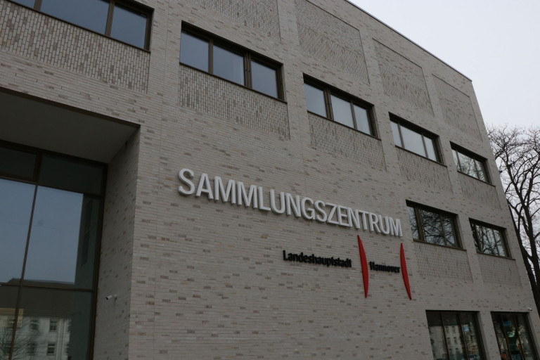 Samm­lungs­zentrum der Landes­hauptstadt Hannover, moderne Fassade mit Schriftzug