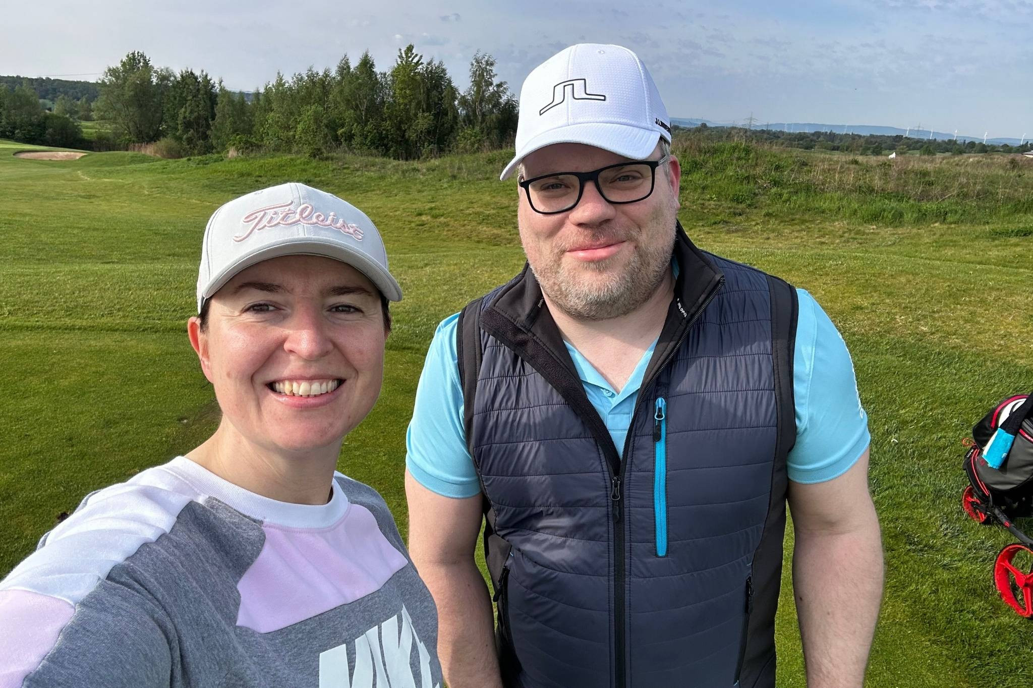 Zwei Personen auf einem Golfplatz beim Grasgeflüster-Event
