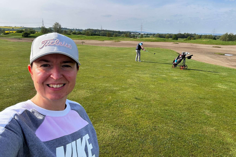 Grasgeflüster: Zwei Personen beim Golfspielen auf einem gepflegten Golfplatz