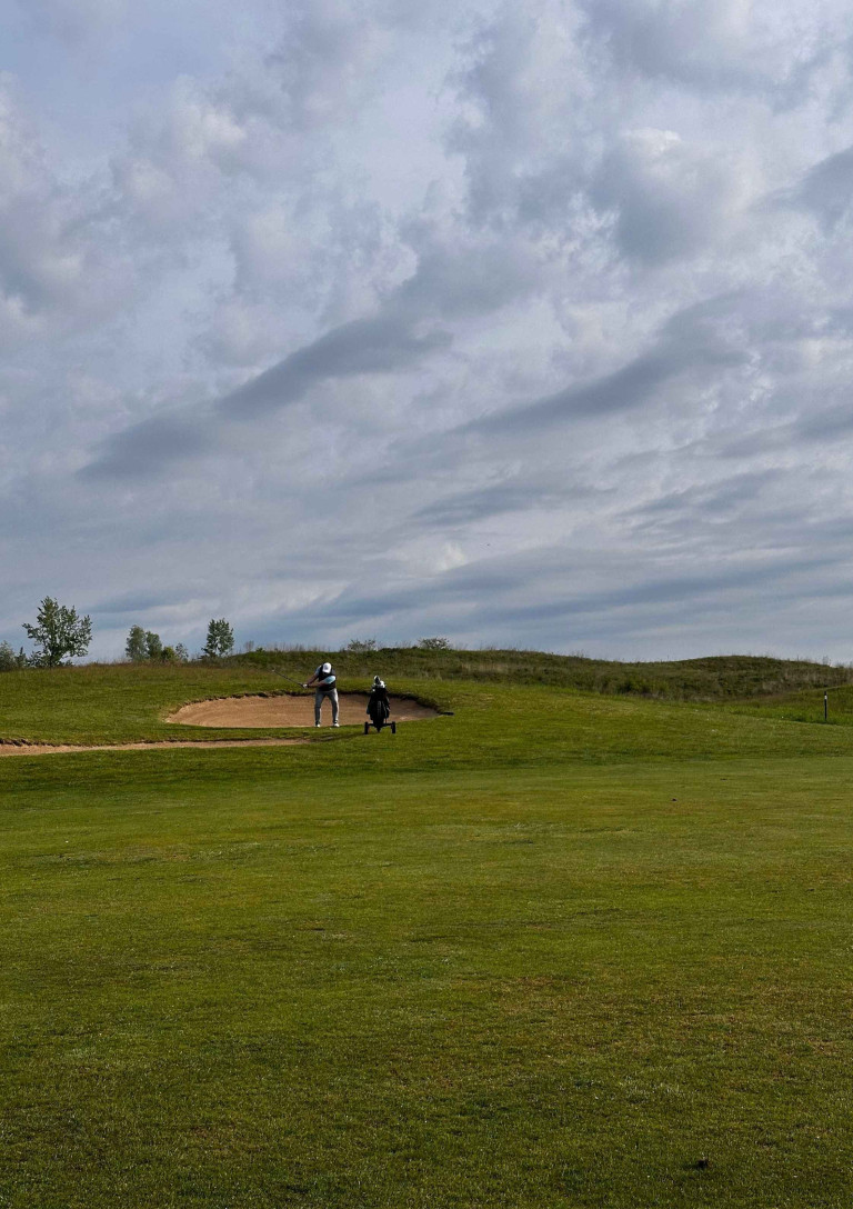 Golfer schlägt aus dem Bunker auf dem Golfplatz – grasgefluster-5