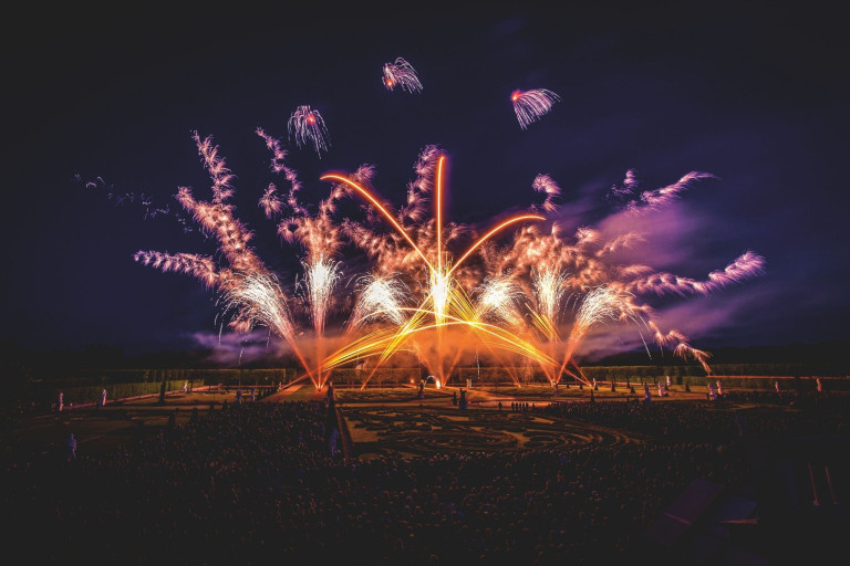 Farbenprächtiges Feuerwerk beim Feuerwerkwettbewerb vor großem Publikum am Abend