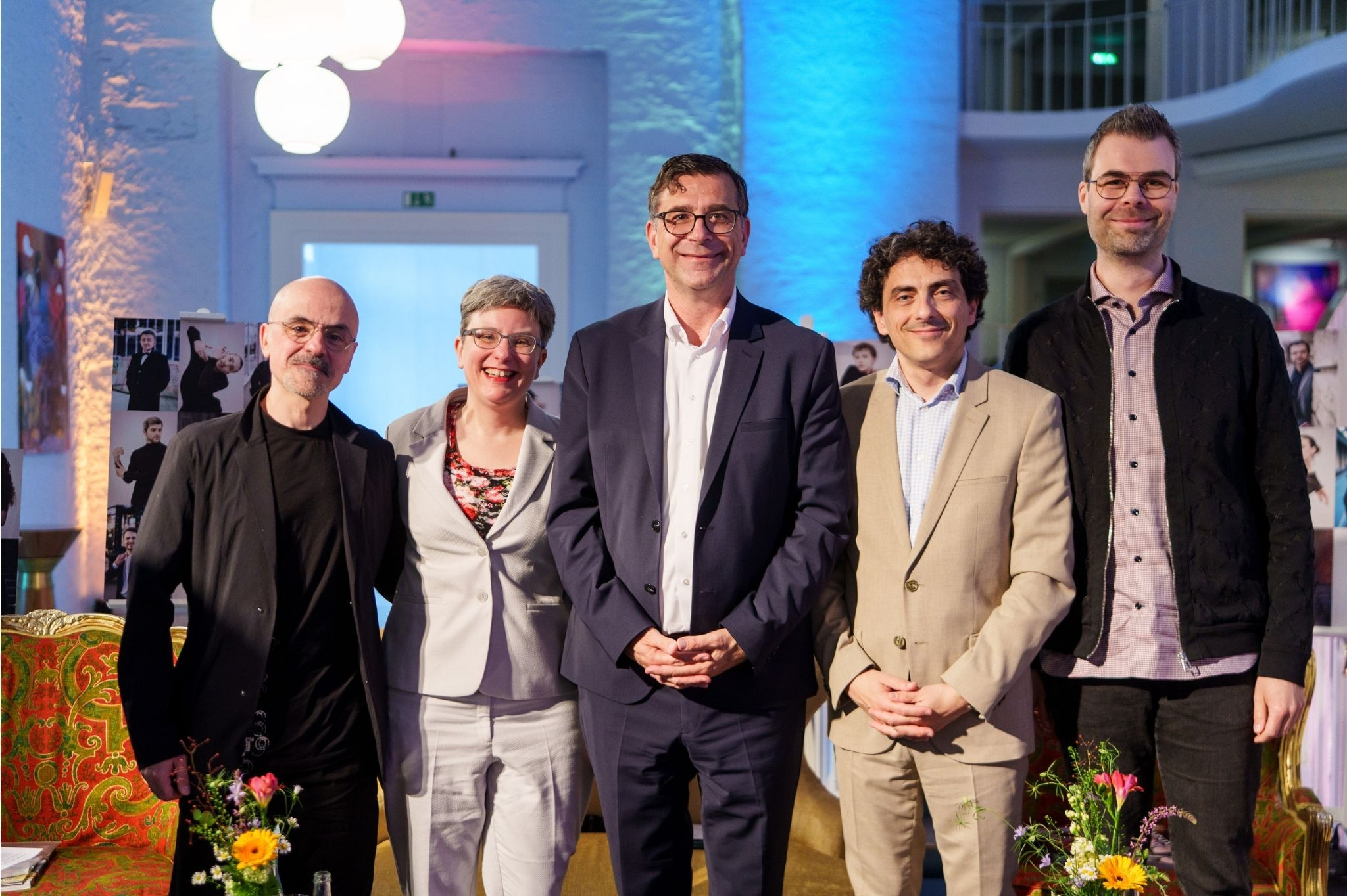 Gruppenfoto bei einer Veranstaltung von Nobilis, mehrere Personen in festlicher Kleidung