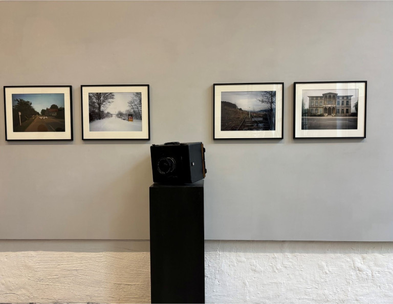 Ausstellung mit Fotografien und antiker Kamera bei Nobilis, moderne Kunstgalerie