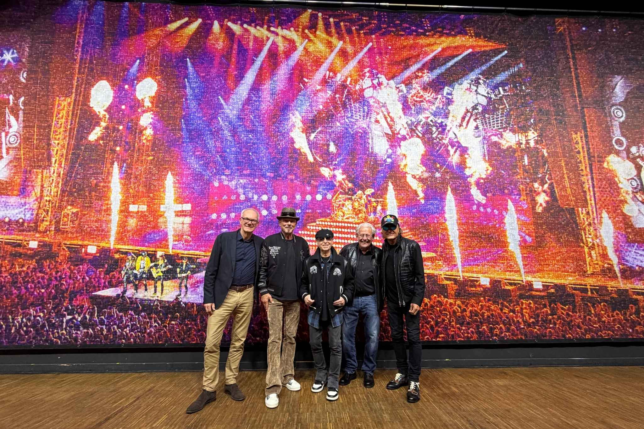 Gruppe von Menschen vor einer bunten Rockkonzert-Bühne – pixel-of-rock-1