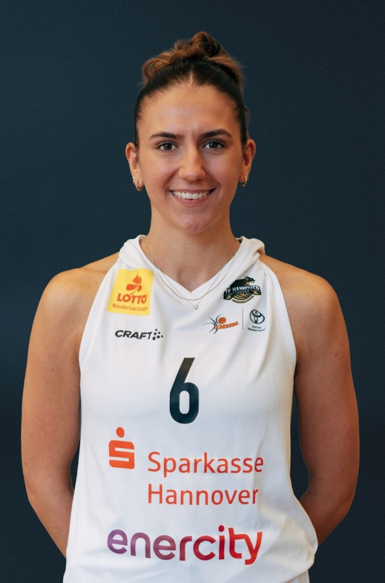 Marie Reichert im Trikot des TV Hannover Basketballteams