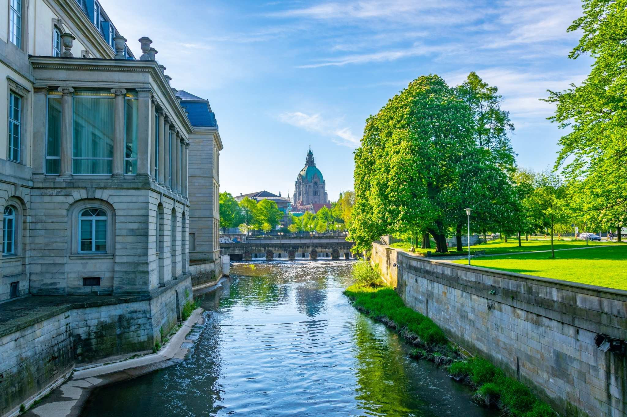Sommer in Hannover mit Blick auf das Neue Rathaus und die Leine bei strahlendem Sonnenschein