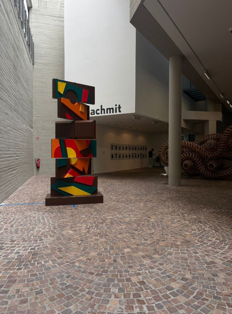 Moderne Skulptur im Museum – abstrakte Kunstinstallation im Innenraum, bilder-nobilis-web-5