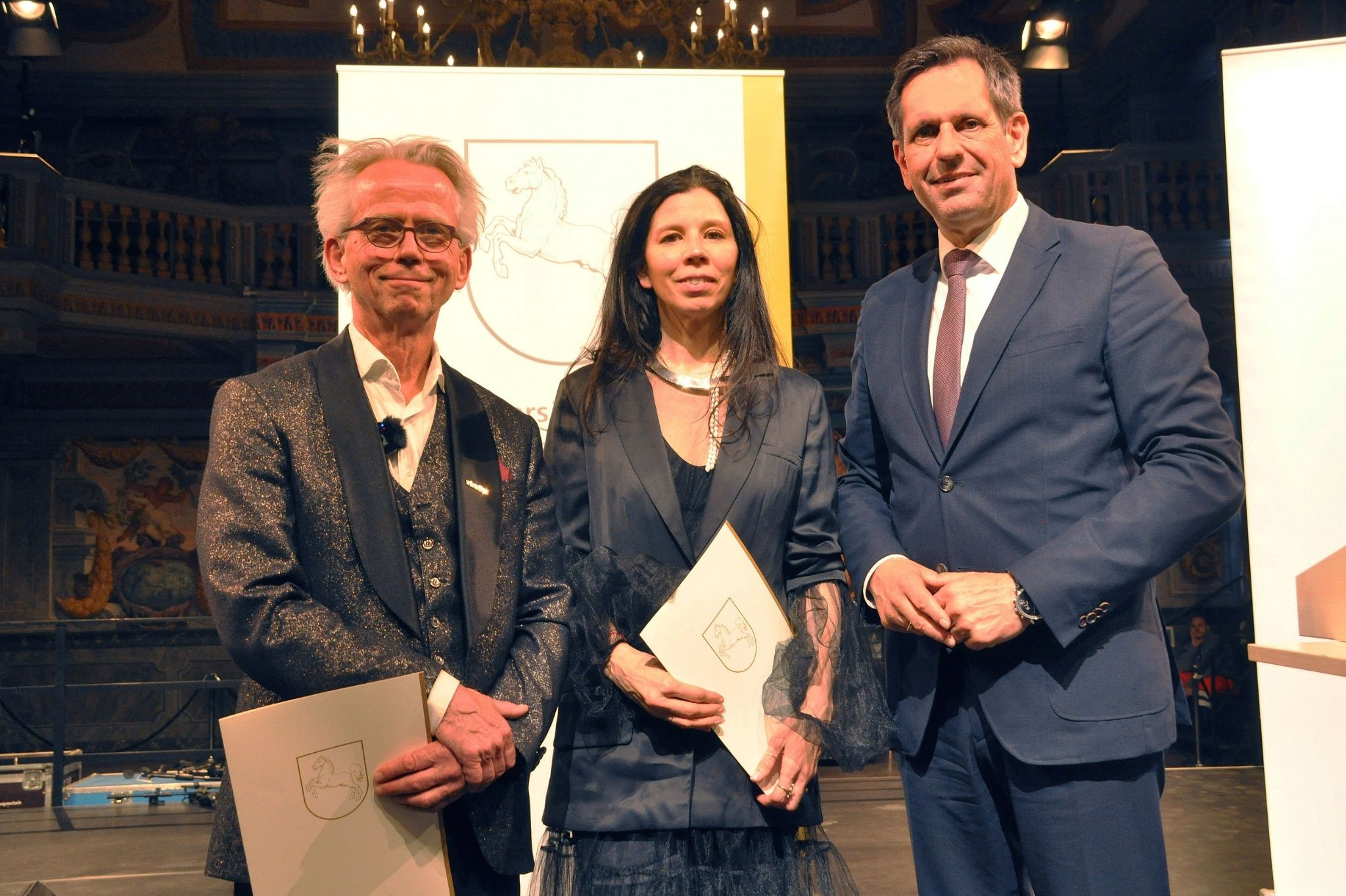 Preisträger beim Niedersächsischen Staatspreis mit Urkunden während der Verleihung