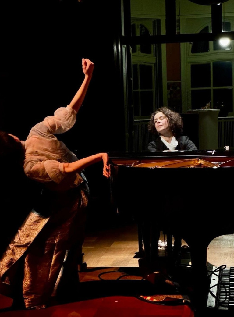 Nobilis Event: Künstlerische Performance mit Tanz und Klavier Tänzerin und Pianist bei einer Nobilis-Veranstaltung, künstlerische Performance am Flügel