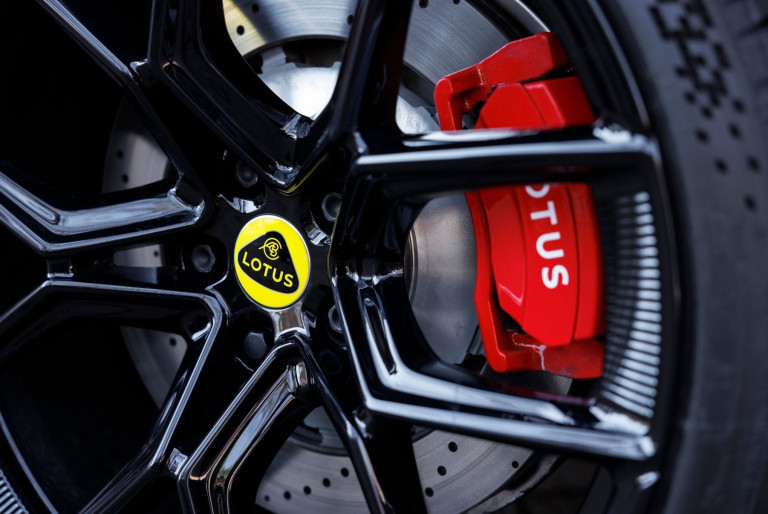 Artikel Lotus Mirko: Detailaufnahme der Lotus-Felge mit roter Bremse Detailaufnahme einer Lotus-Felge mit roter Bremse – Artikel Lotus Mirko