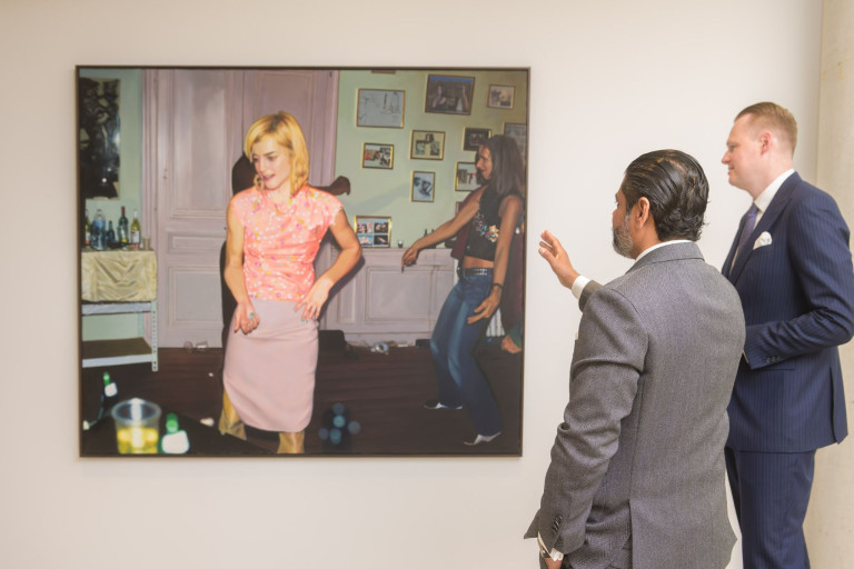 Mann betrachtet Gemälde in Galerie – artikel-brandixsteinfoff-3