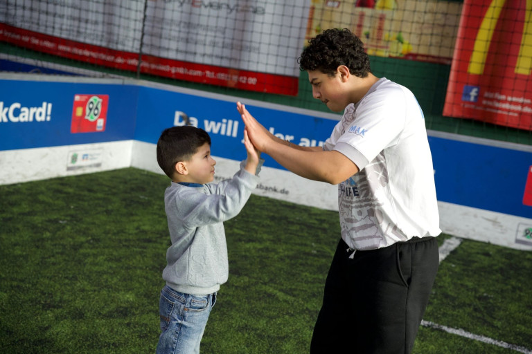 MAK Perspektiven: Kinder und Jugendliche beim Sport auf dem Fußballplatz – Teamwork und Motivation MAK Perspektiven – Jugendliche und Kinder beim gemeinsamen Sport auf dem Fußballplatz