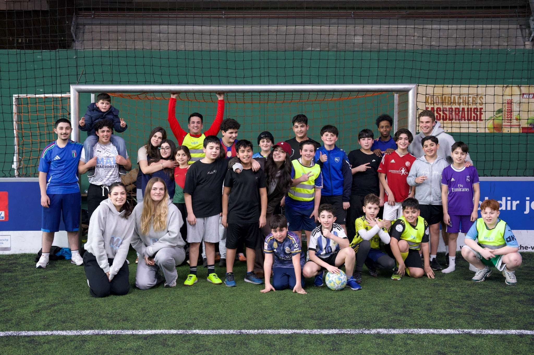 Gruppenfoto von Jugendlichen bei einem Fußball-Event im Rahmen des MAK Perspektiven Projekts
