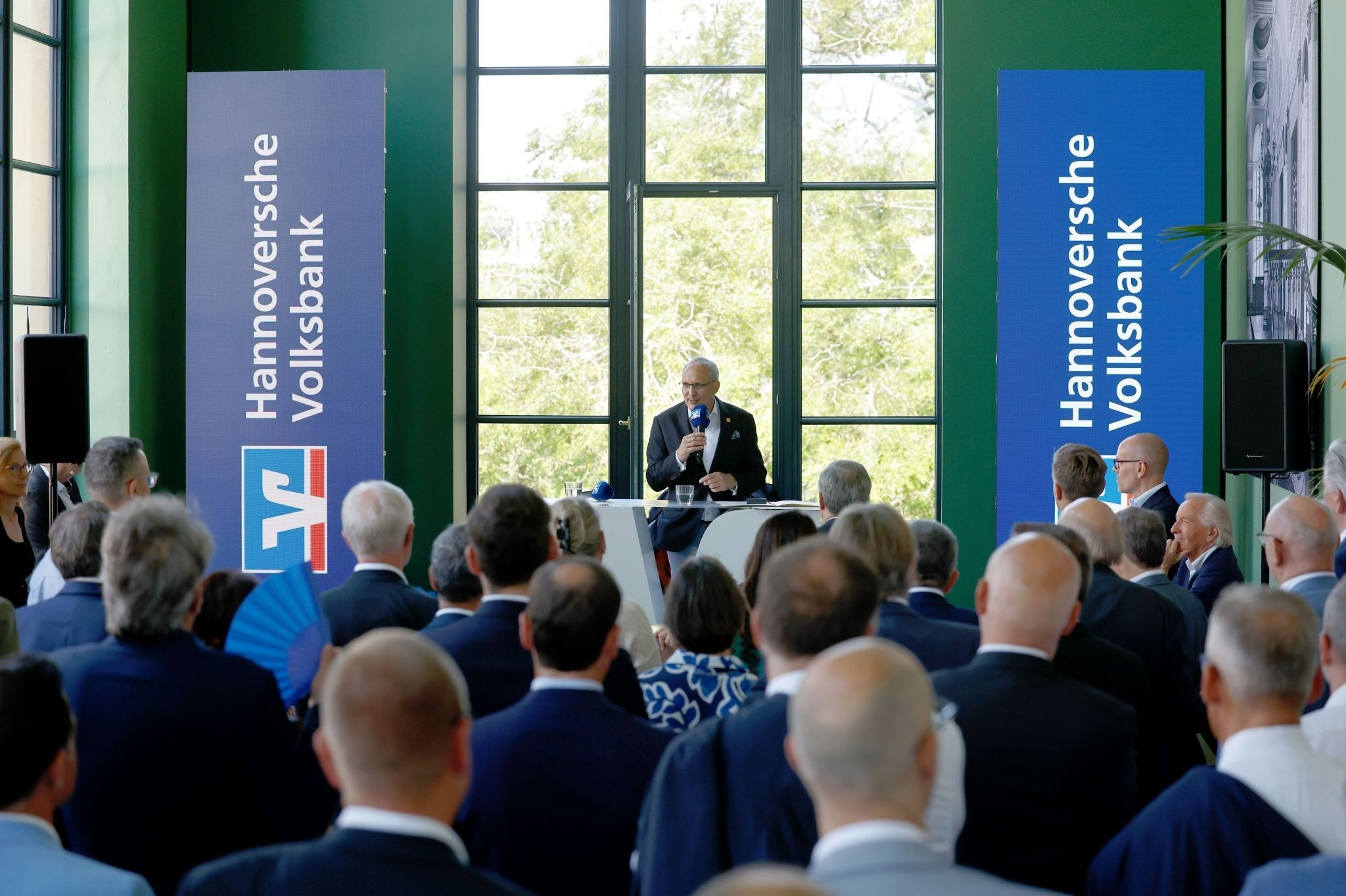 Veranstaltung der Hannoverschen Volksbank mit Redner vor Publikum