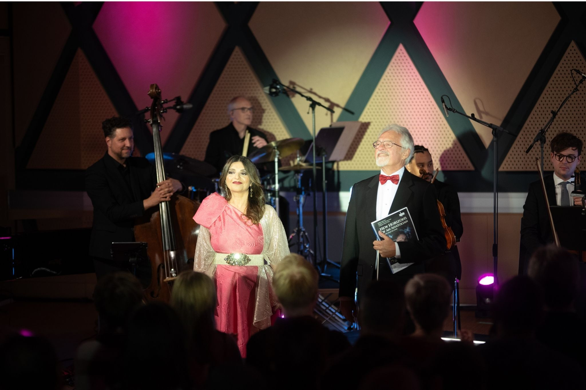 Konzertauftritt mit Musikern und Sängern bei Nobilis-Event, festlich gekleidete Frau und Mann auf der Bühne