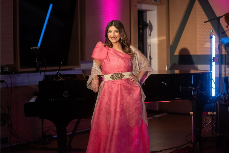Frau im eleganten rosa Kleid posiert vor einem Flügel – bilder-nobilis-web-4