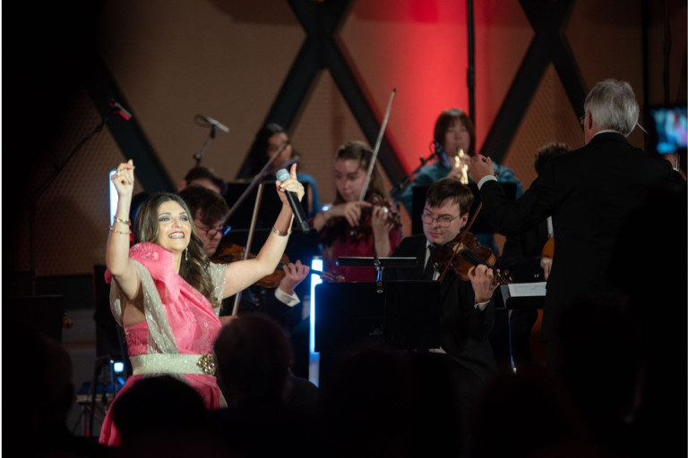 Sängerin und Orchester beim Nobilis-Konzert auf der Bühne, festliche Stimmung
