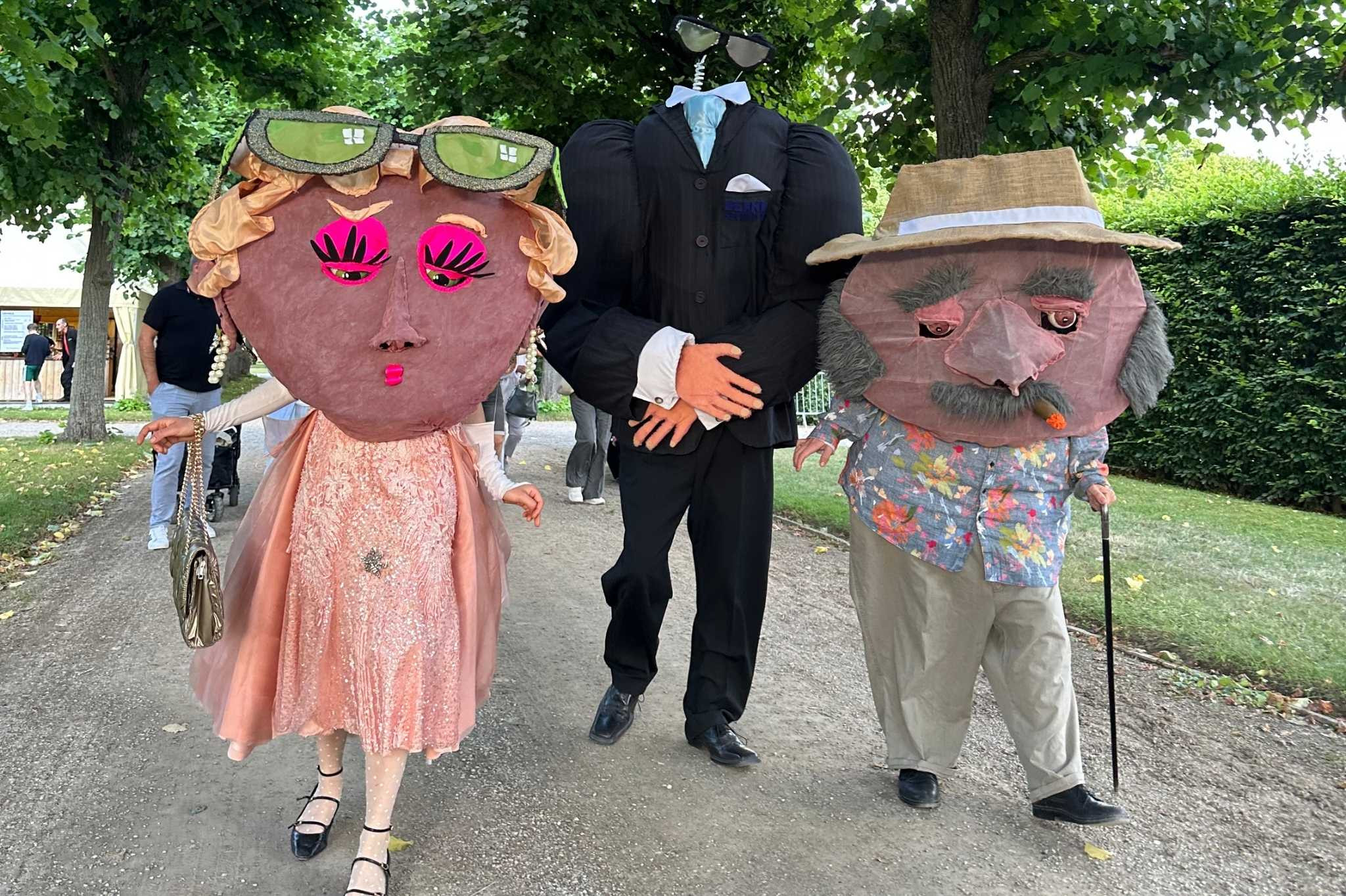 Kostümierte Figuren beim Kleinen Fest 2026, bunte Masken und kreative Verkleidungen im Freien