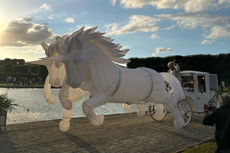 Aufblasbare Einhörner beim Kleinen Fest 2026 – Parade und Feststimmung im Freien Aufblasbare Einhörner als Teil einer Parade beim Kleinen Fest 2026, festlich beleuchtet im Freien