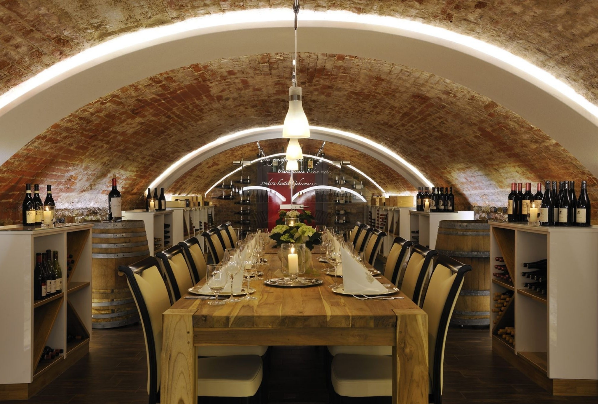 Eleganter Weinkeller mit festlich gedecktem Tisch im Nobilis, ideal für exklusive Weinproben und Veranstaltungen.