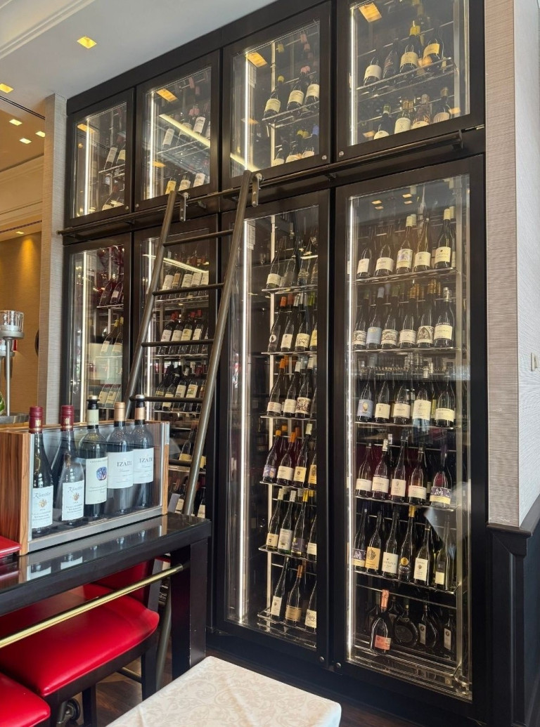 Weinregal und Weinauswahl im Nobilis Restaurant mit moderner Glasvitrine und Leiter