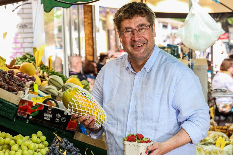 Desimo auf dem Wochenmarkt – Frisches Obst wie Papaya und Erdbeeren Desimo auf dem Wochenmarkt mit frischem Obst, Papaya und Erdbeeren