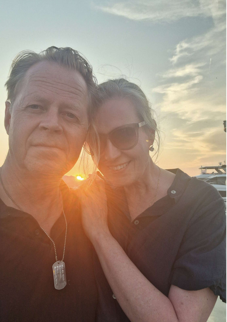 Lars Pennigsdorf mit einer Frau bei Sonnenuntergang, beide lächeln in die Kamera