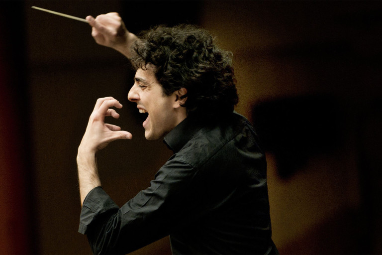 Francesco Angelico beim Dirigieren eines Orchesters Francesco Angelico dirigiert ein Orchester mit ausdrucksstarker Gestik
