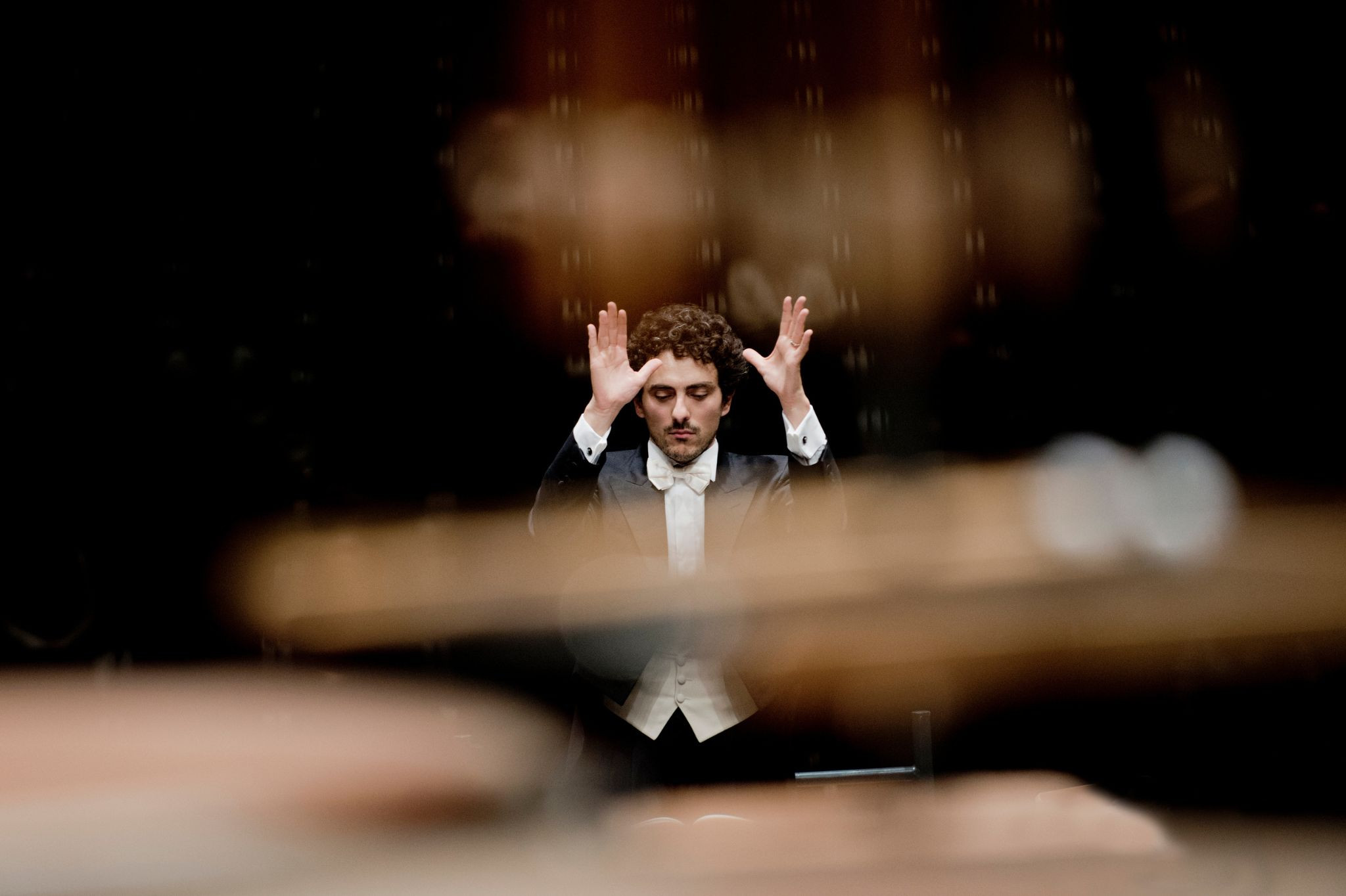 Francesco Angelico dirigiert ein Orchester, Porträt eines Dirigenten am Pult