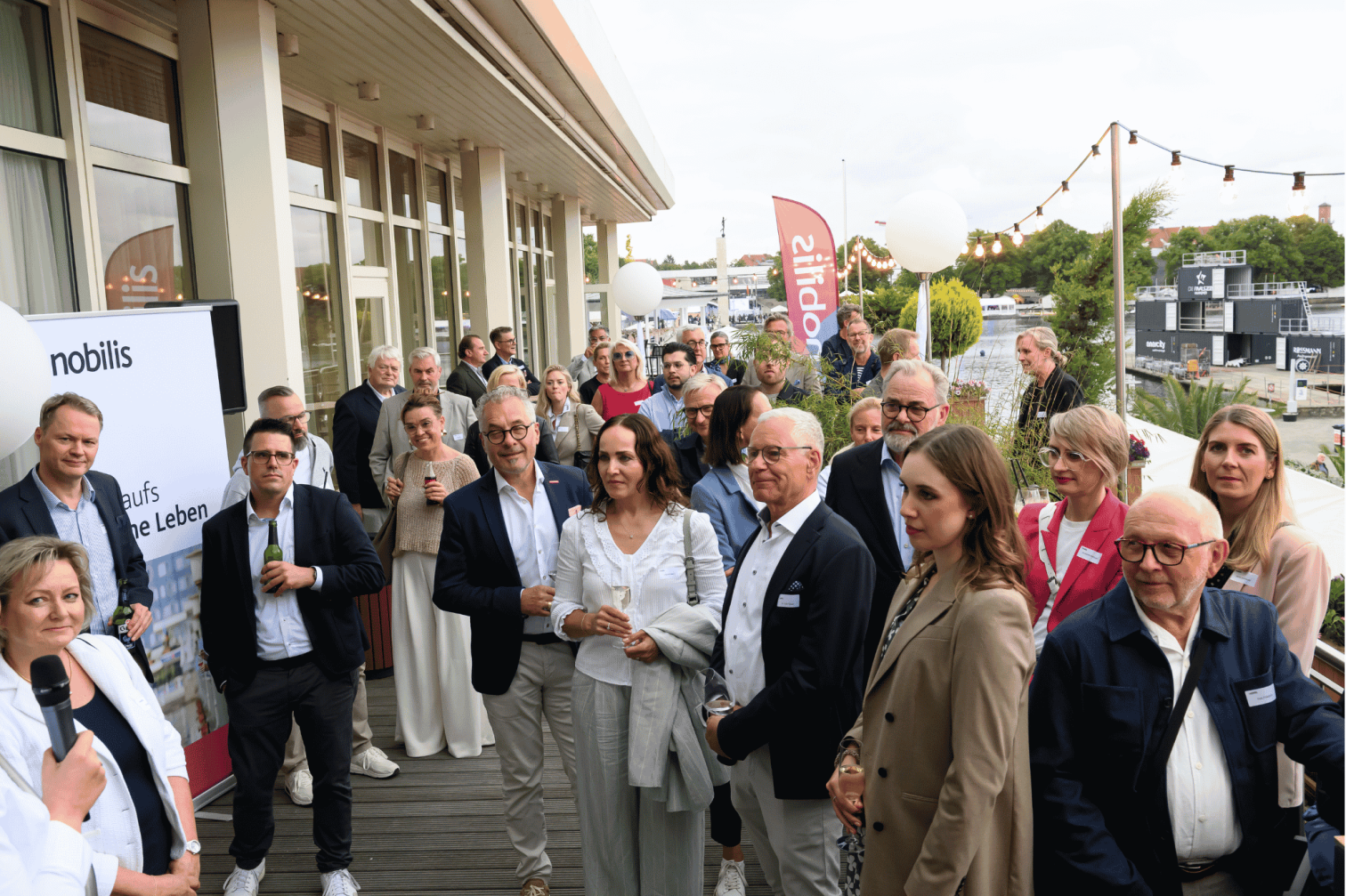 Gäste beim nobilis Sommerfest am Wasser, stilvolle Veranstaltung mit Networking-Charakter