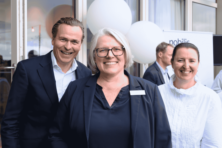 Von links: Ansgar Heise, Undine Bay und Roksana Leonetti. Freundliche Menschen in Businesskleidung auf dem nobilis-Sommerfest.