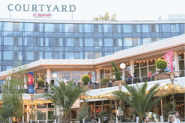 Auf der Eventterrasse des Courtyard Hannover feierten über 70 Unternehmer, Partner und Freunde das nobilis-Sommerfest. Sommerfest von nobilis beim Courtyard by Marriott Hotel mit Gästen auf der Terrasse