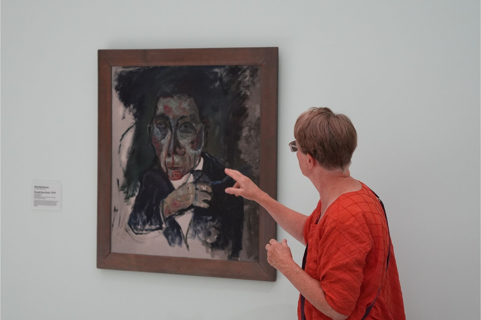 Person betrachtet ein expressionistisches Gemälde in einer Kunstausstellung – bilder-nobilis-web-10.jpg
