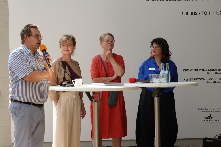 Podiumsdiskussion bei Nobilis Web Veranstaltung mit vier Teilnehmern Podiumsdiskussion mit vier Personen bei einer Veranstaltung, aufgenommen fcr Nobilis Web