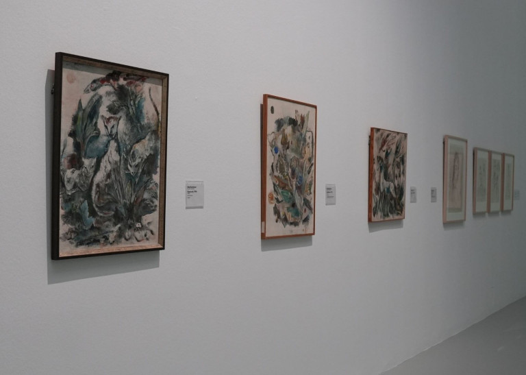 Gemälde-Ausstellung mit mehreren abstrakten Bildern an einer weißen Wand, bilder-nobilis-web-4