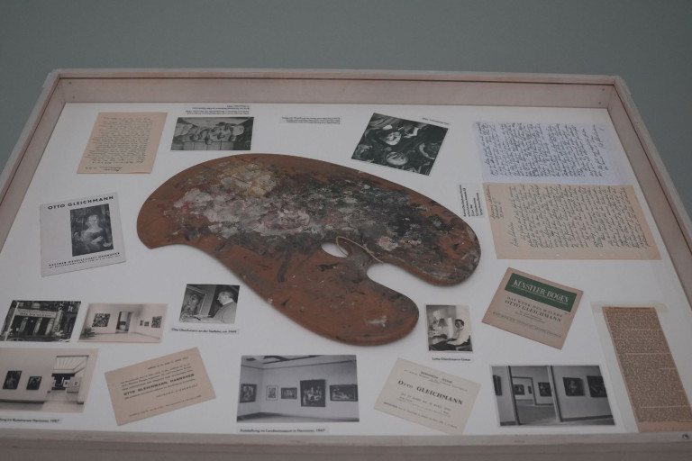 Ausstellungsstück mit Malerpalette und Dokumenten von Otto Gleichmann im Museum, Detailansicht