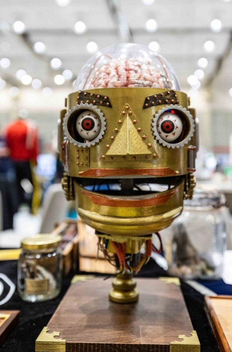 Retro-Roboterkopf mit Gehirn auf Ausstellung – bilder-nobilis-web-5 Retro-Roboterkopf mit sichtbarem Gehirn auf einer Messe, bilder-nobilis-web-5
