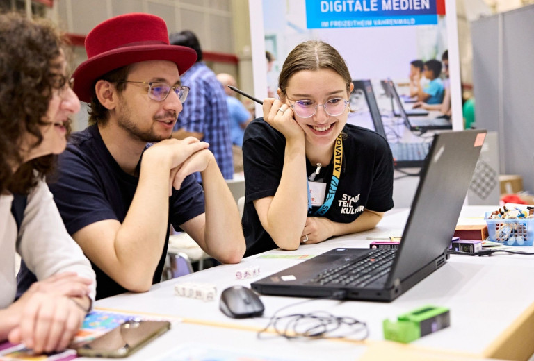 Gemeinsames Arbeiten an digitalen Medien bei einer Stadtteilkultur-Veranstaltung – bilder-nobilis-web-7.jpg Zwei junge Menschen arbeiten gemeinsam an einem Laptop auf einer Veranstaltung zu digitalen Medien, Stadtteilkultur und Innovation.