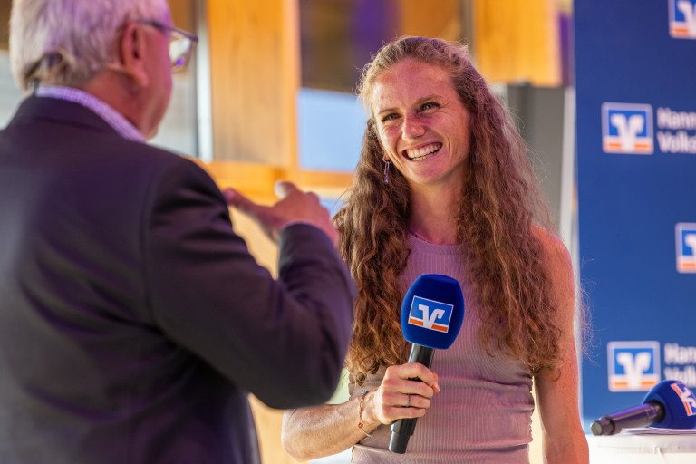 Interview und Gesprch bei Sterne des Sports mit Mikrofon der Volksbanken Raiffeisenbanken Interview bei Sterne des Sports mit Frau, die ein Mikrofon der Volksbanken Raiffeisenbanken hlt