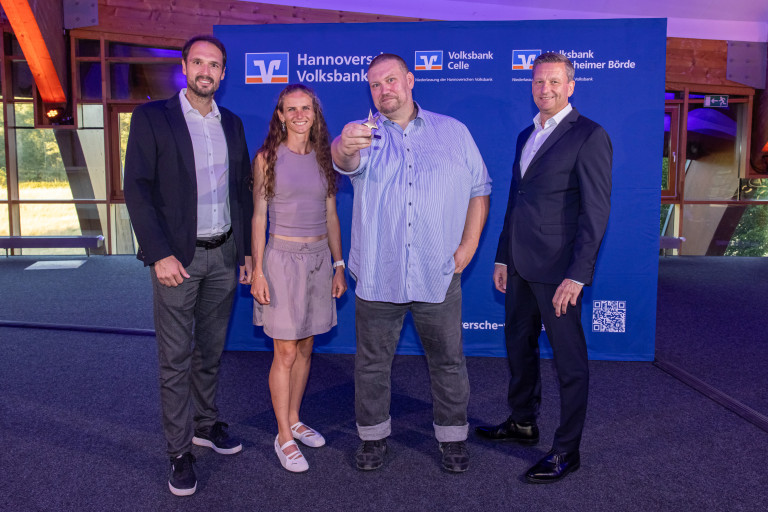 Sterne des Sports 2023 – Preisverleihung mit Gewinnern und Vertretern der Volksbank in Celle Gruppenfoto bei der Sterne des Sports Preisverleihung, Personen vor Banner der Hannoverschen Volksbank, Volksbank Celle und Volksbank Hildesheimer Börde, einer hält eine Trophäe