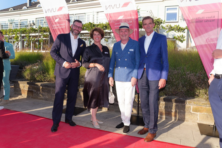 UVN Sommerfest 2026 – Gäste auf dem roten Teppich vor UVN-Bannern Gruppenfoto beim UVN Sommerfest 2026 mit mehreren Gästen auf dem roten Teppich vor UVN-Bannern