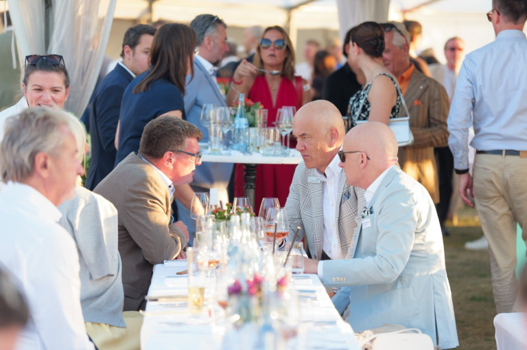 UVN Sommerfest 2026 – Gäste im Gespräch am Tisch bei der Veranstaltung Gäste beim UVN Sommerfest 2026 im Gespräch am festlich gedeckten Tisch