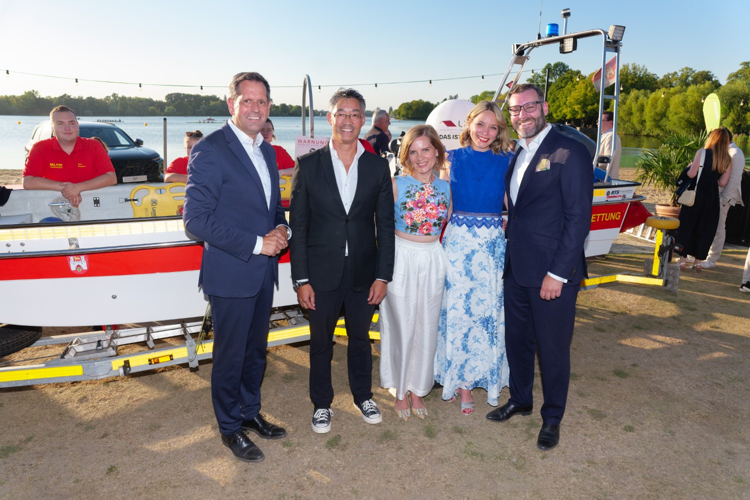 Gruppenfoto beim UVN Sommerfest 2026 am See mit mehreren Personen, aufgenommen von Prell