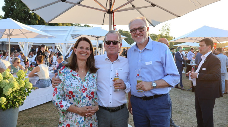 UVN Sommerfest 2026 – Gäste genießen das Sommerfest im Freien Gäste beim UVN Sommerfest 2026 unter Sonnenschirmen im Freien