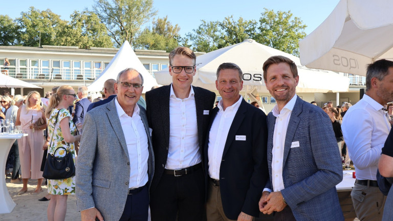 Gruppenfoto beim UVN Sommerfest 2026 im Freien Vier Me4nner beim UVN Sommerfest 2026, Gruppenfoto im Freien
