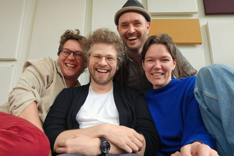 Theaterlabor – lachende Gruppe bei einem Workshop oder Treffen Gruppe von vier lachenden Menschen beim Theaterlabor